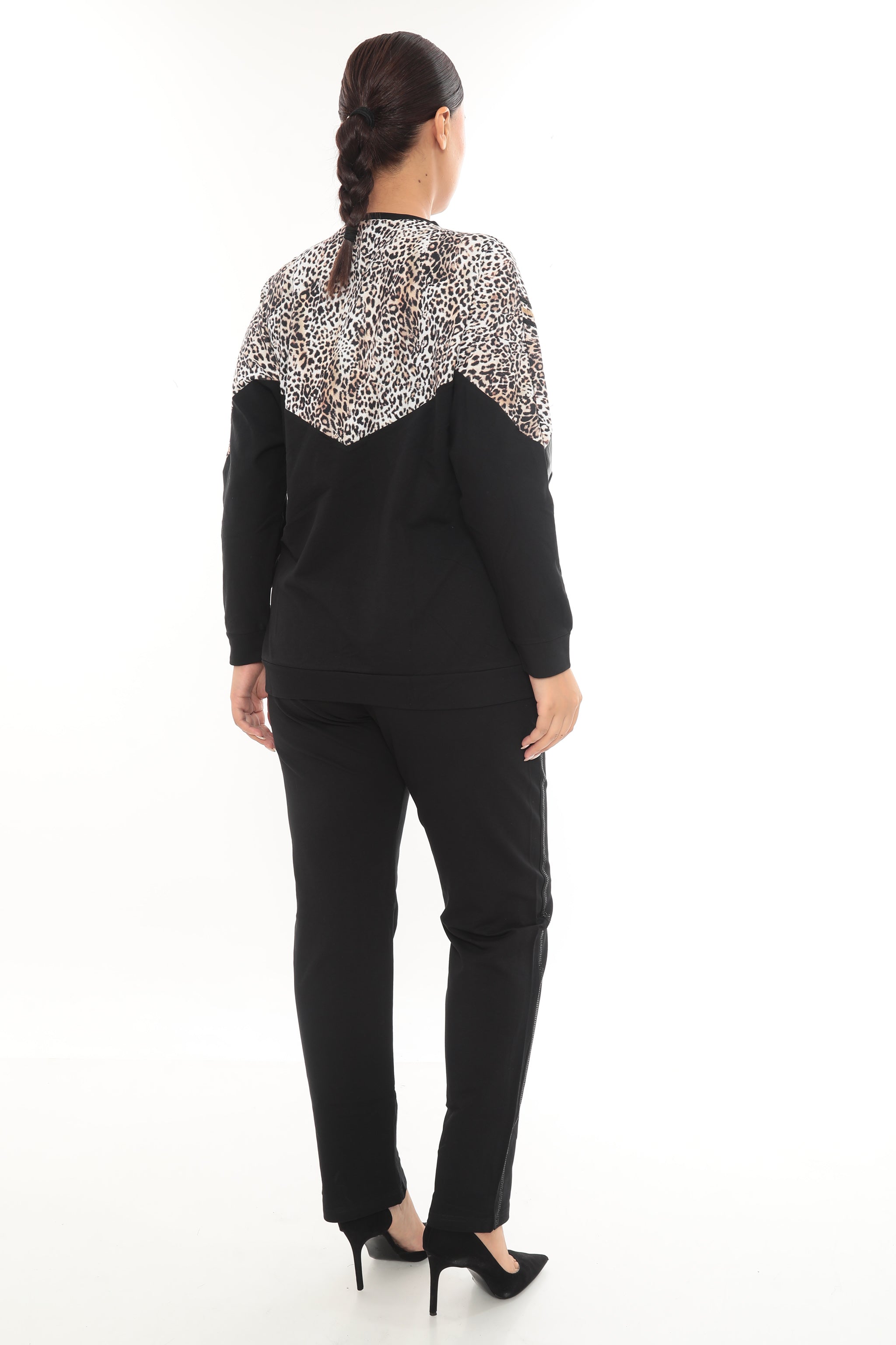 Dámský stylový černý komplet s exotickým vzorem