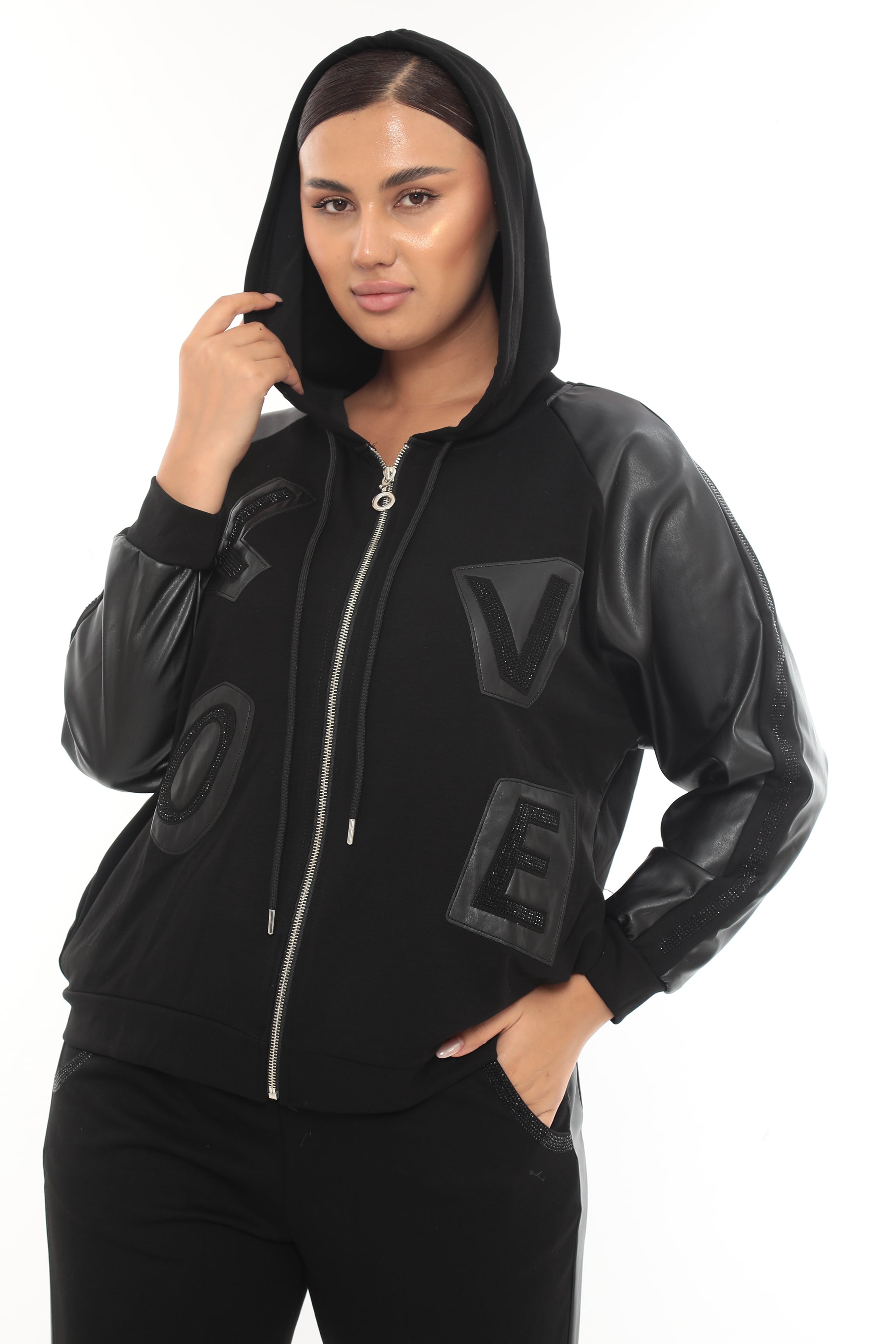 Dámský stylový černý komplet - Mikina s koženkou a kalhoty s kontrastním pruhem