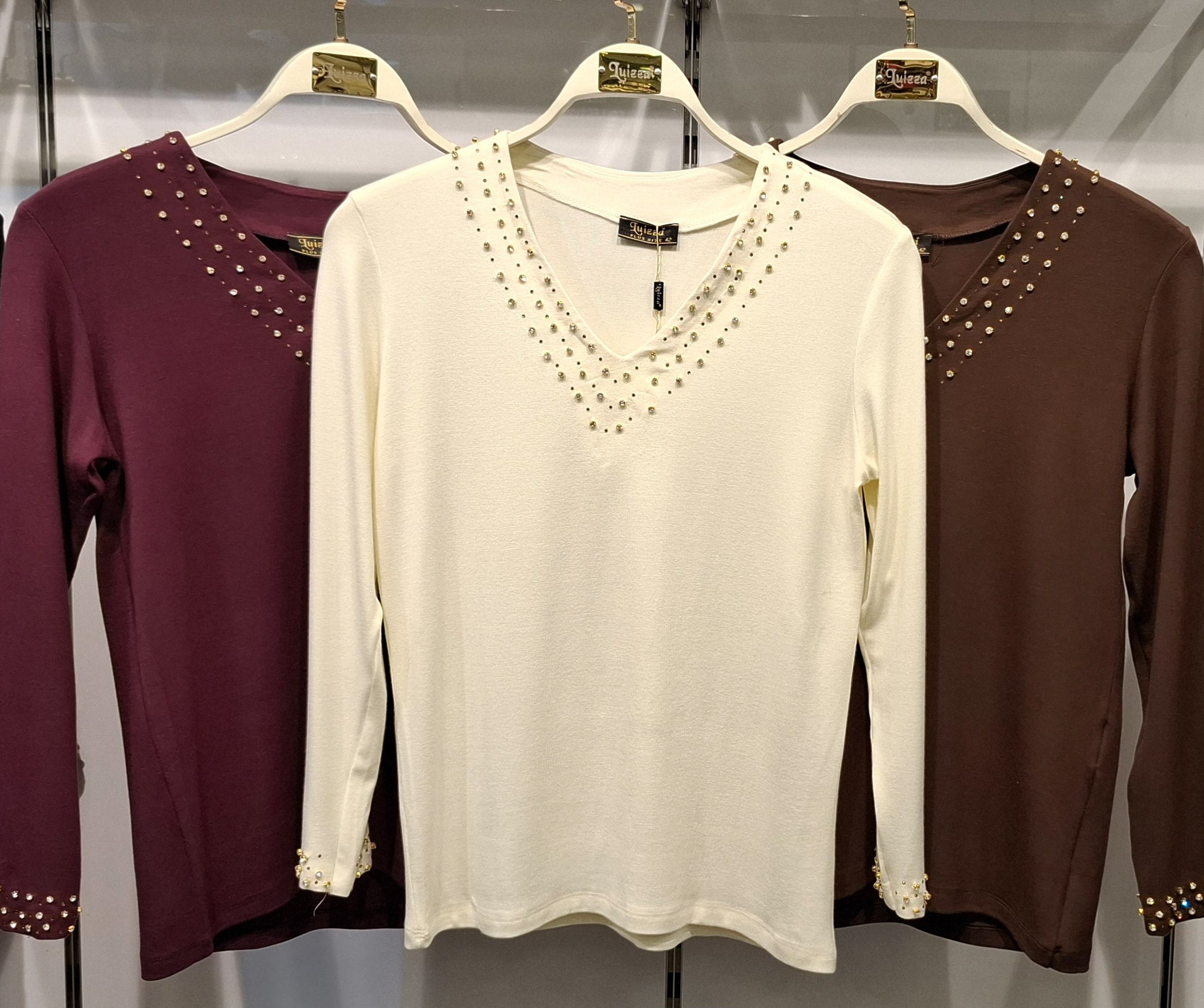 Dámská romantická halenka s výstřihem do V a zdobenými manžetami