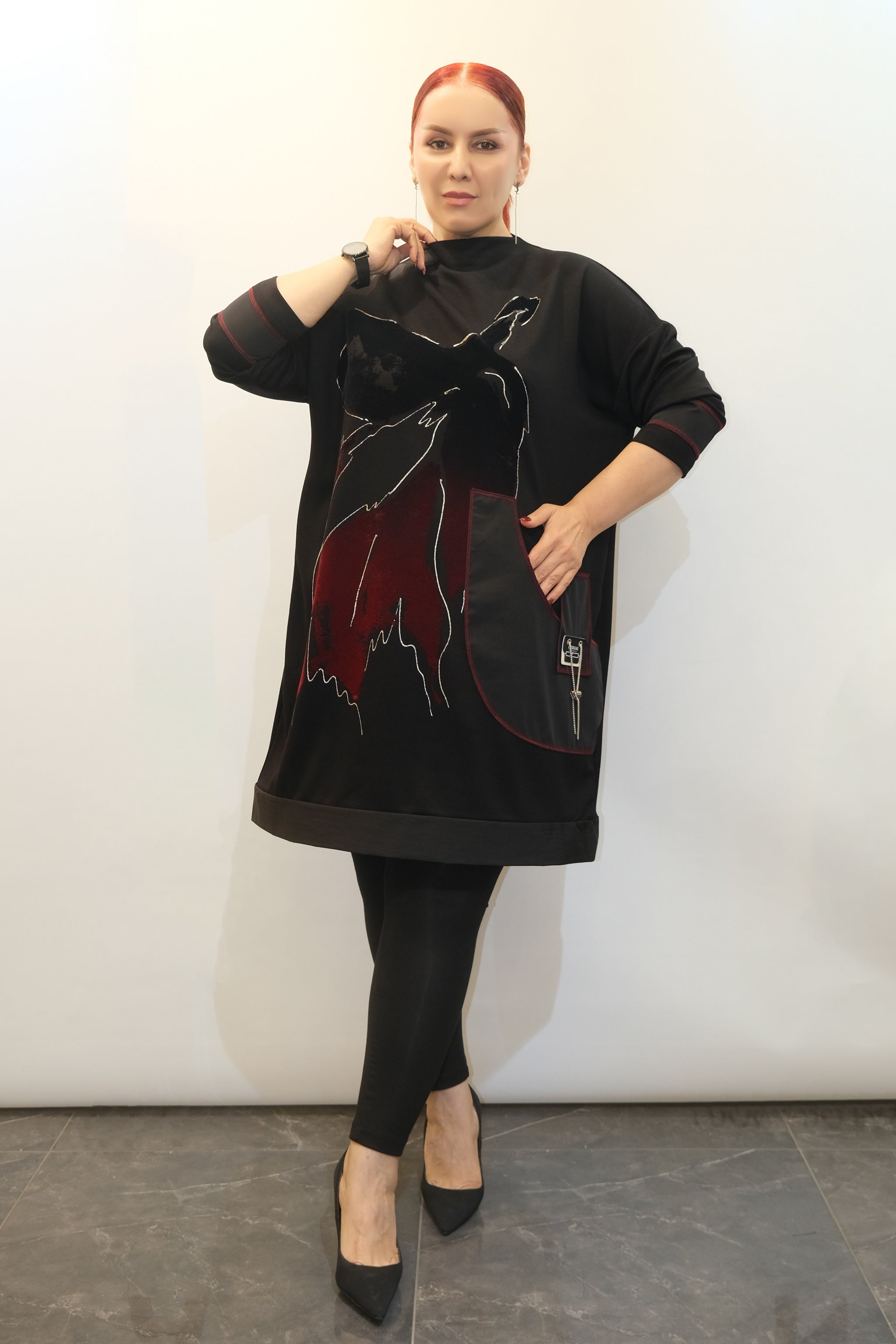 Dámská extravagantní tunika s uměleckou sametovou aplikací