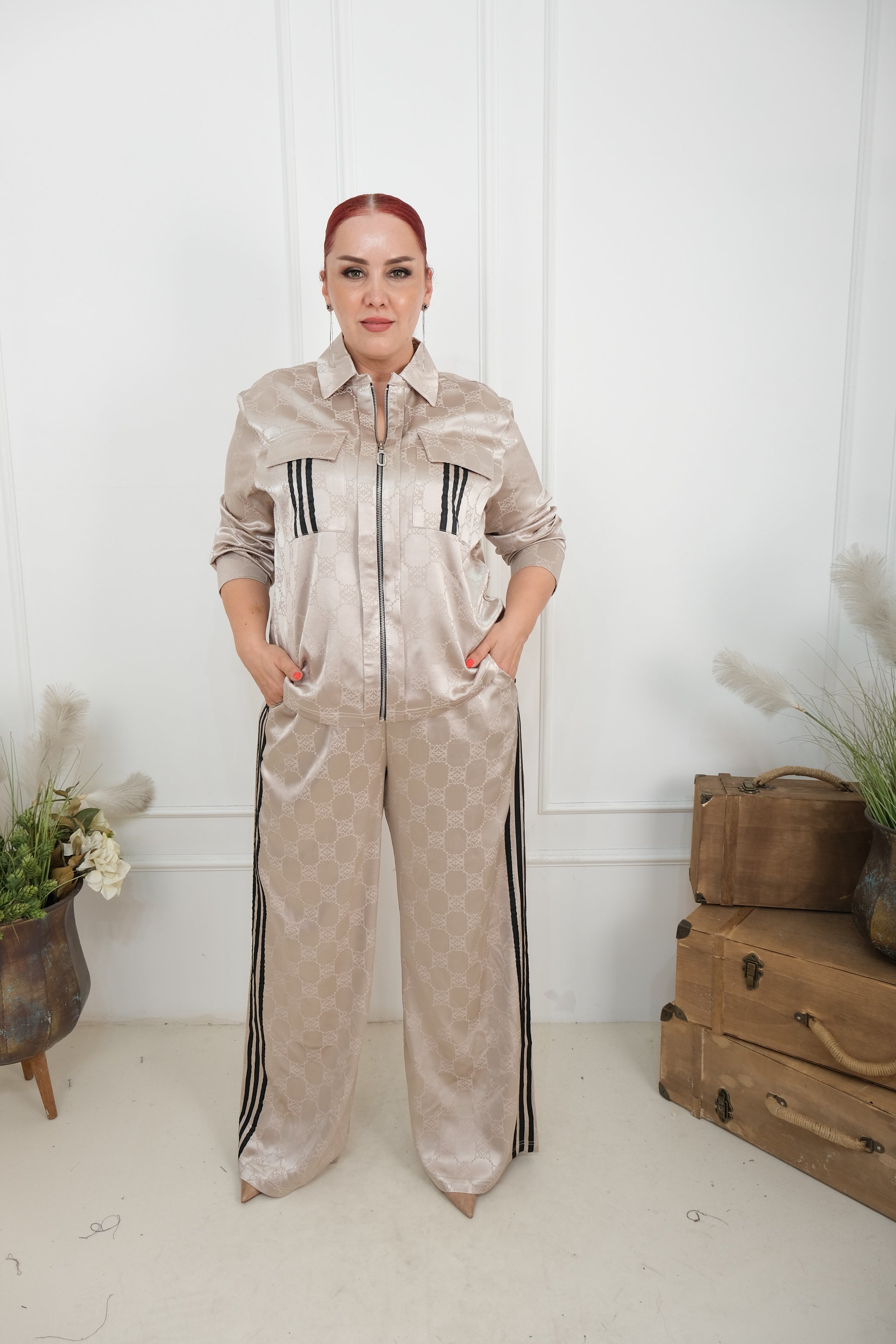 Elegantní komplet se saténovým leskem