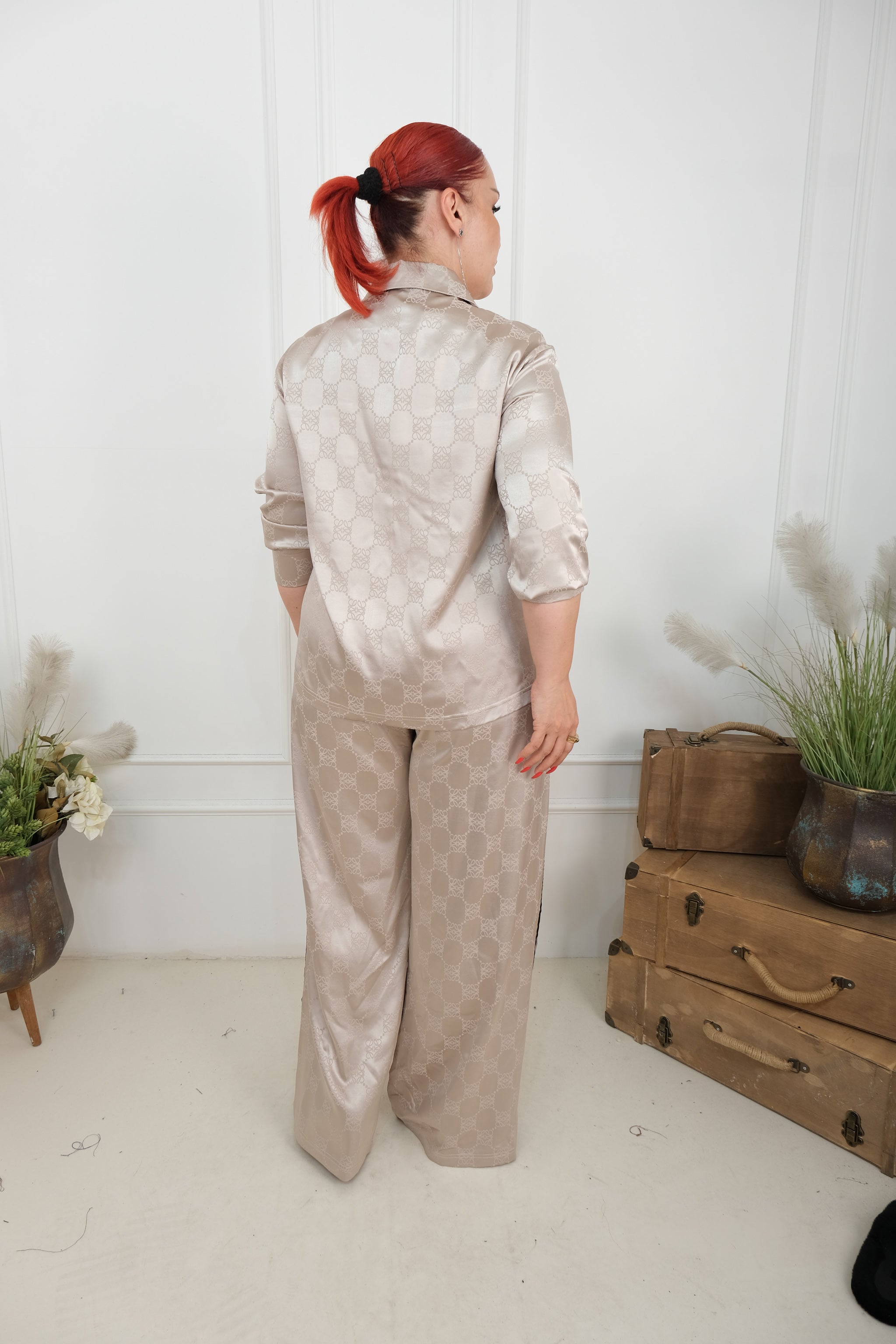 Elegantní komplet se saténovým leskem