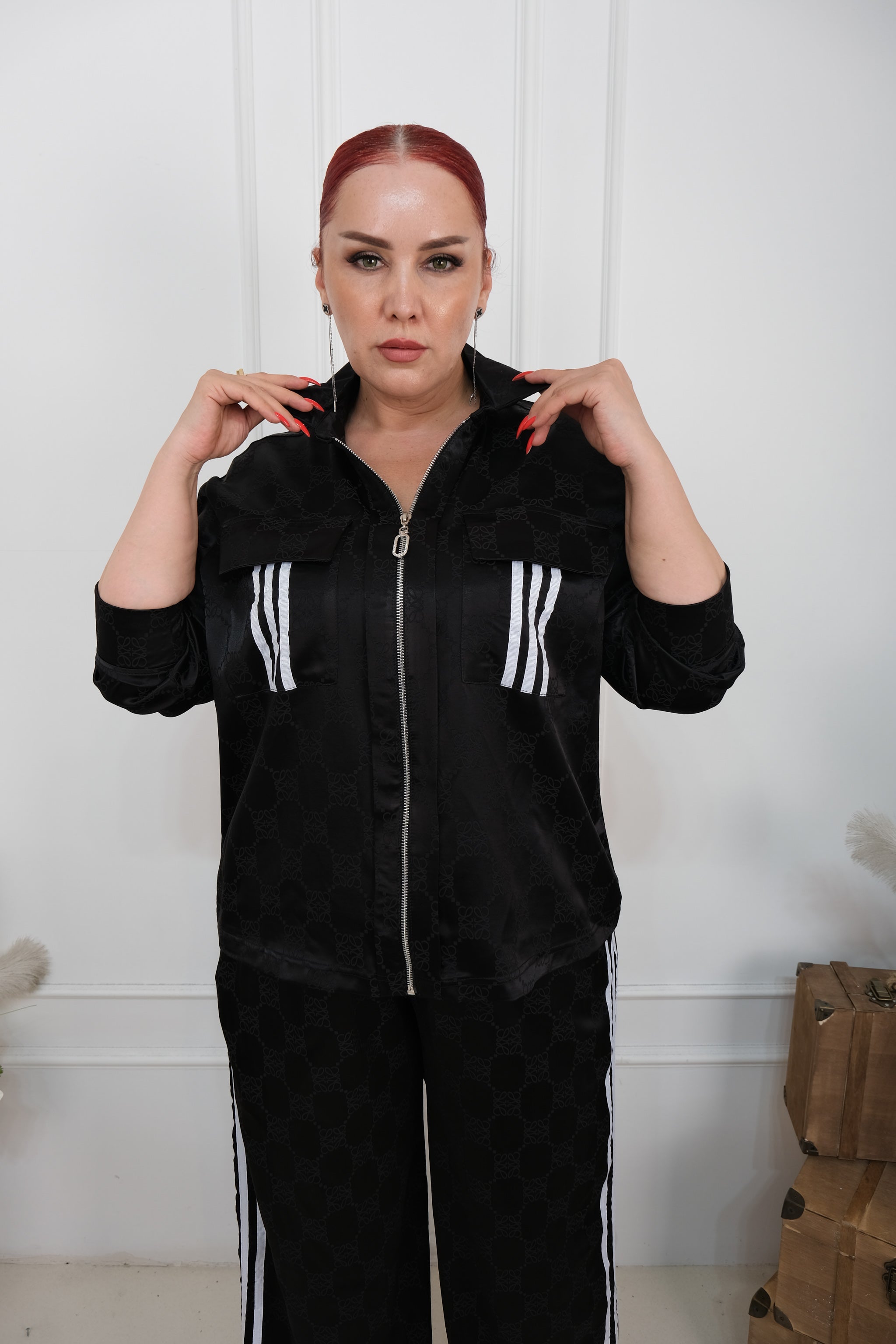 Elegantní komplet se saténovým leskem