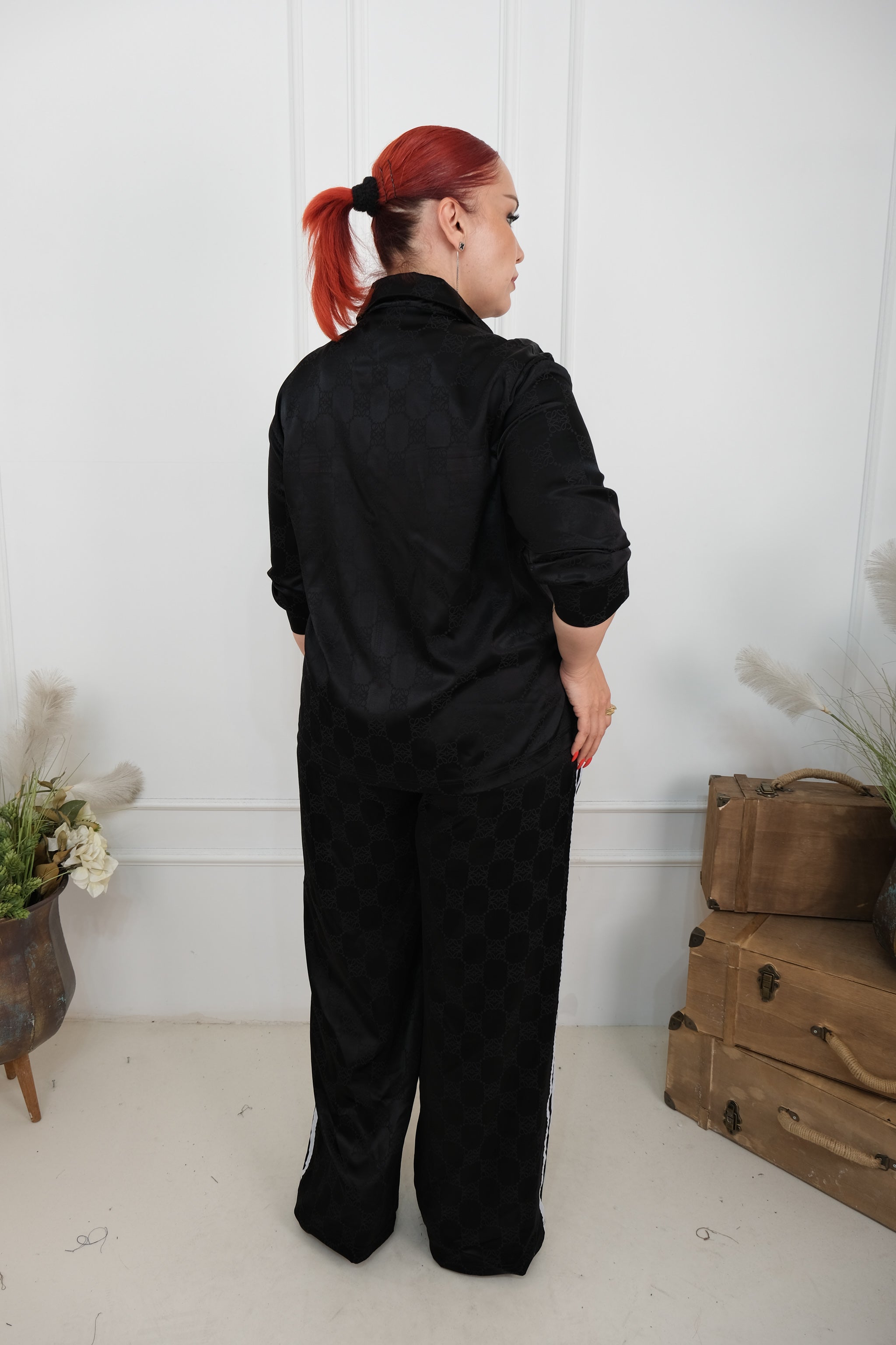 Elegantní komplet se saténovým leskem