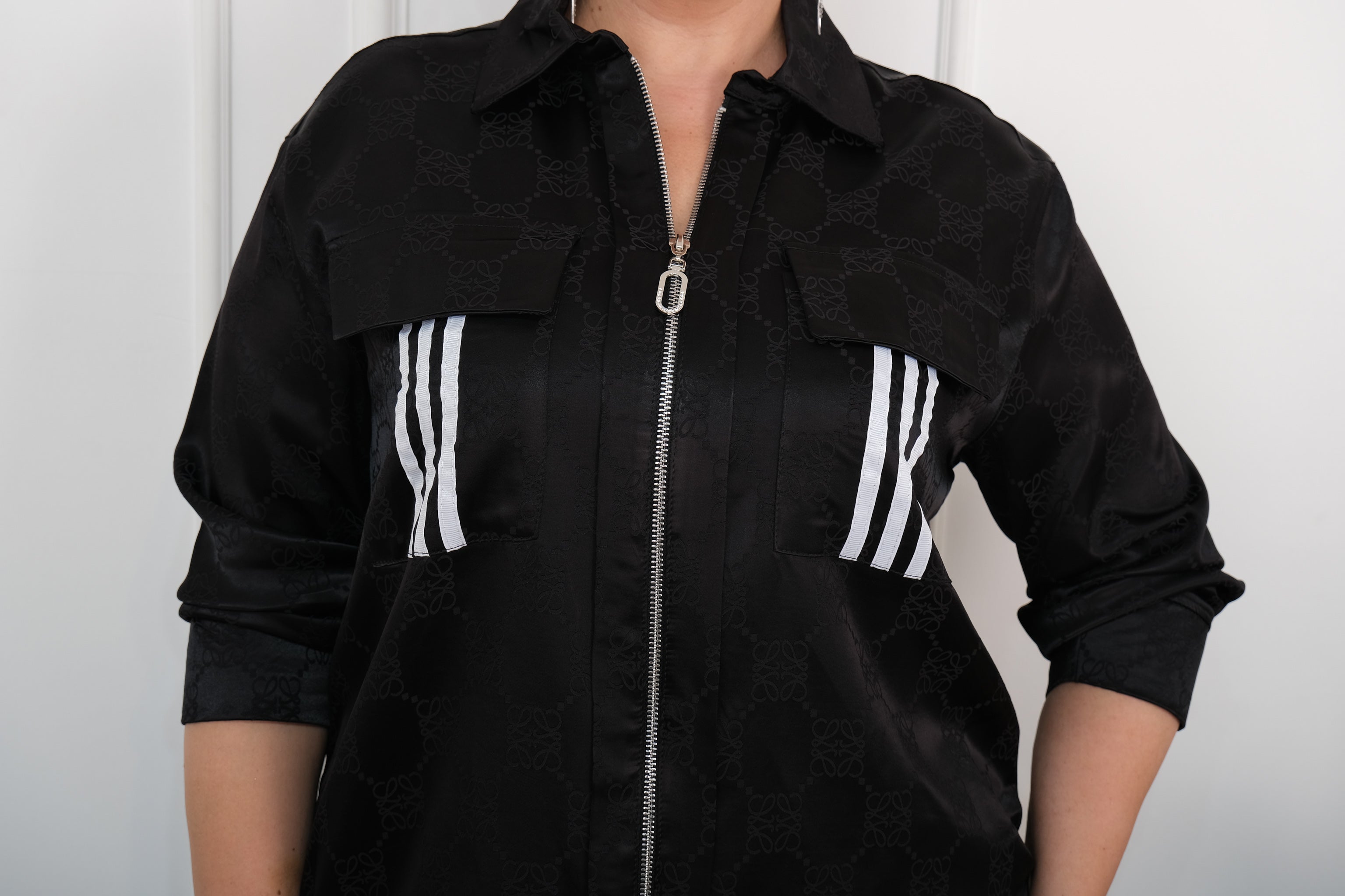 Elegantní komplet se saténovým leskem